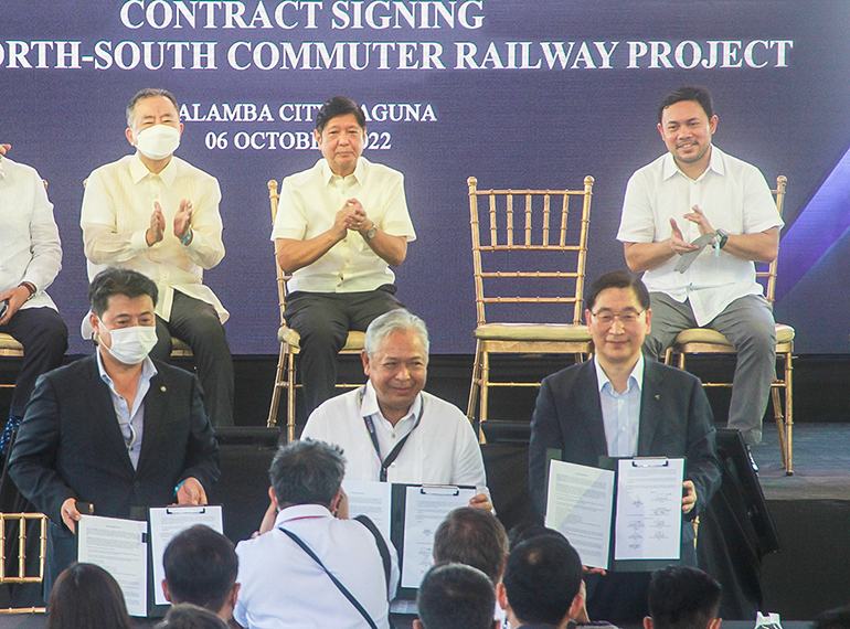 현대건설 윤영준 대표이사 사장(앞줄 맨 오른쪽)과 필리핀 교통부 제이미 바우티스타 장관(앞줄 가운데)이 계약서에 서명을 마치고 기념촬영을 하고 있다.